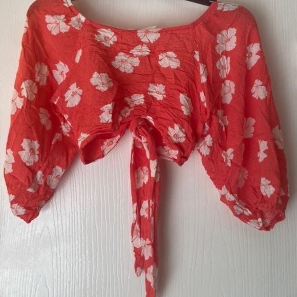Red Floral Tie Front Crop Top - Picture 2 of 4